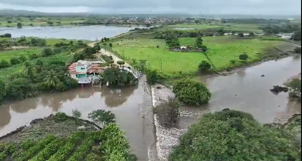 Barragem rompe no interior do Ceará e trecho de rodovia é interditado