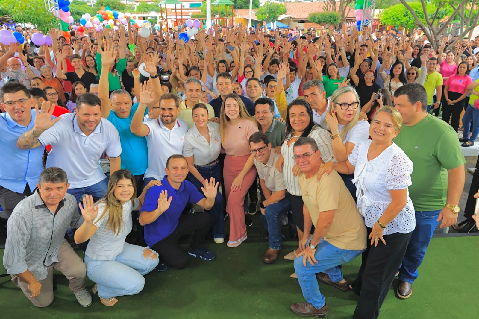 Jade Romero inaugura 2 areninhas, uma brinquedopraça e entrega kits de trabalho em Nova Russas