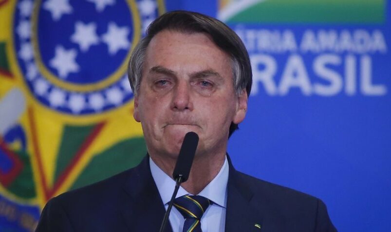 Bolsonaro chora em visita e diz: “Minha vida já acabou”
